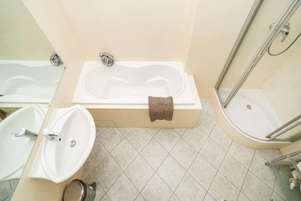 Large And Modern Apartment In The Heart Of Praga Zewnętrze zdjęcie